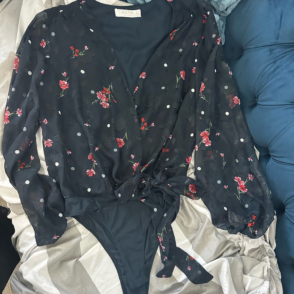 Astr The Label navy floral Wrap snap bottom Bodysuit Top Like New! Size Med
